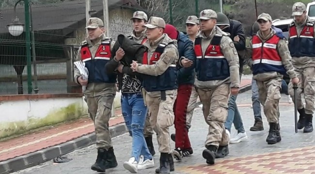 Hatay sınırında 8 insan kaçakçısı adliyede