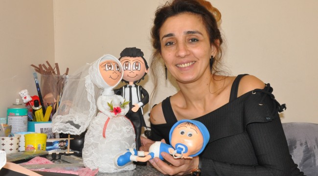 İnsanların fotoğraflarından karikatür bebekler yapıyor