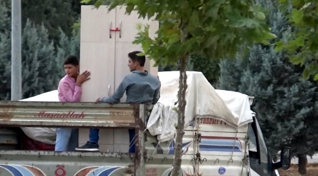 Kamyonetlerde yük ile birlikte insan taşınıyor