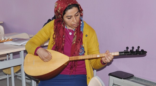 Kanserin acısını bağlama ile unutuyor