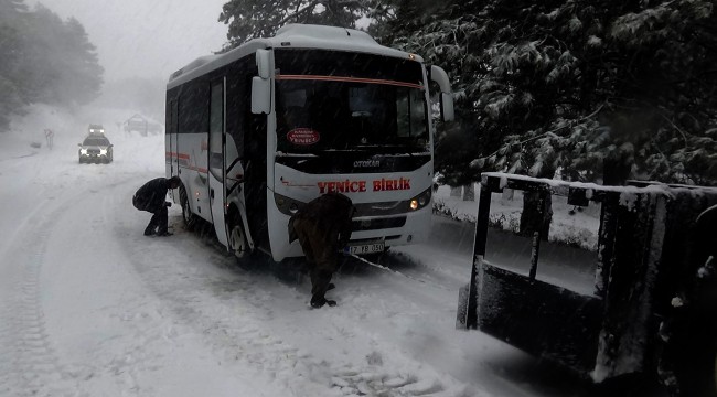 Kar yolları kapattı, Kazdağları'nda onlarca araç mahsur kaldı