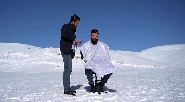 Karlı dağın zirvesinde saç ve sakal tıraşı