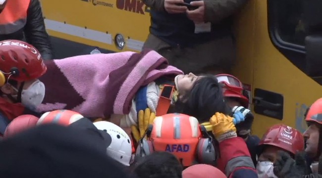 Kartal'da enkazdaki küçük kız 20 saat sonra sağ çıkarıldı