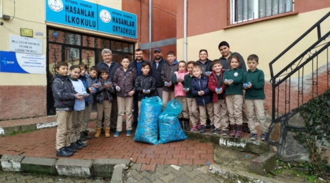 Köy okulundan tekerlekli sandalye için plastik kapak desteği