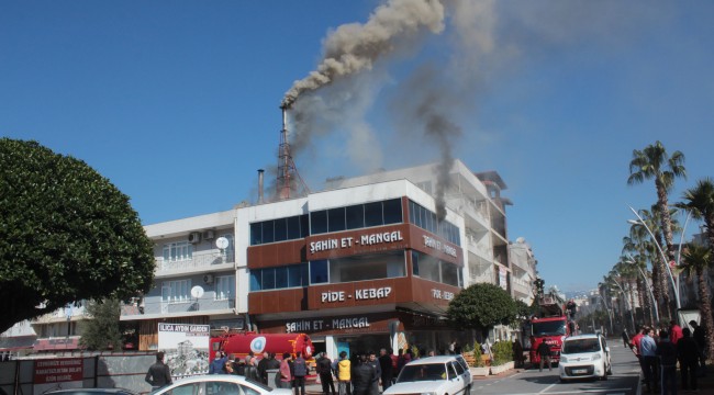 Mangal ateşinden çıkan yangında 3 işçi dumandan etkilendi