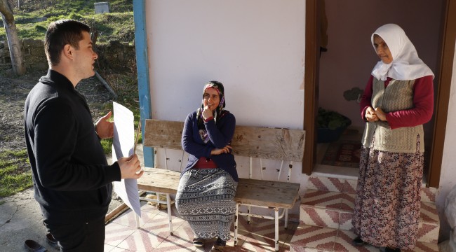 Muhtar adayı üniversite mezunu genç kapı kapı dolaşıp oy istiyor
