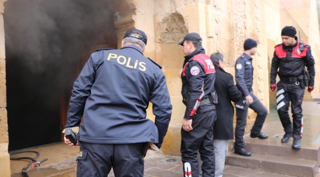 Niğde'de 800 yıllık camide yangın