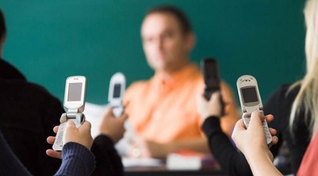 Öğrencinin velisine ceza uygulaması okuldaki telefon sayısını düşürdü