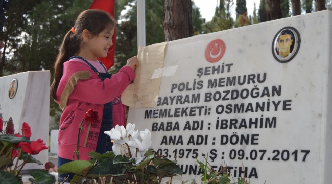 Okuma yazma öğrenip yazdığı mektubu şehit babasının mezar taşına astı