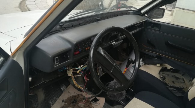 Otomobili çalmak isterken uyuyakalan hırsızı araç sahibi uyandırdı
