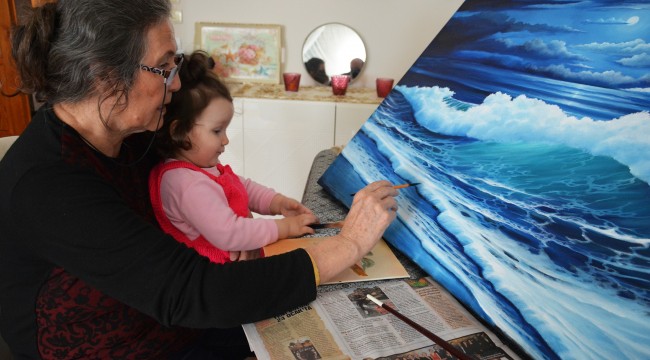 Ressam anneanne torununa resim sevgisini aşılıyor