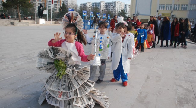 Soğan filesi ve çöp poşeti kostümleri ile podyuma çıktılar