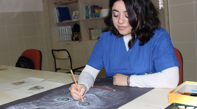 Tedavi ettiği hastalarının resmini yapıyor