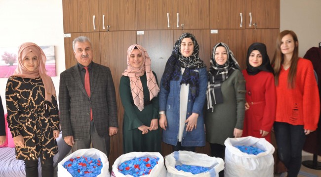 Üniversiteli gençler iki ayda 30 bin kapak topladı