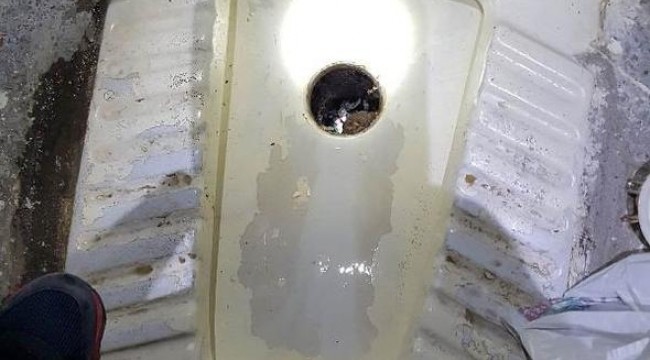 Uyuşturucuyu tuvalete dökerken yakalandı