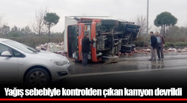 Yağış sebebiyle kontrolden çıkan kamyon devrildi