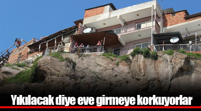 Yıkılacak diye eve girmeye korkuyorlar