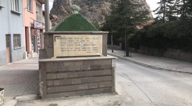 Yol ortasındaki mezar görenleri şaşırtıyor