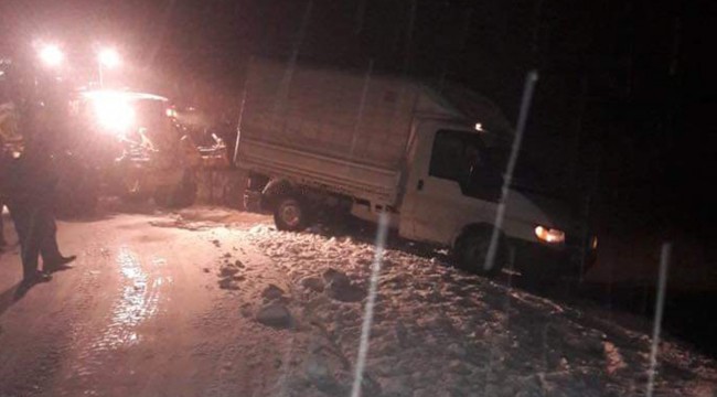 Yoldan çıkan aracı belediye ekipleri kurtardı