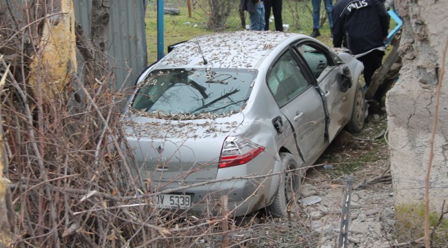 Yoldan çıkan otomobil, eve çarptı bahçeye uçtu: 5 yaralı