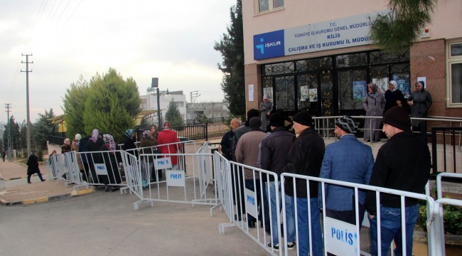 6 aylık geçici iş için kuyruk oluştu