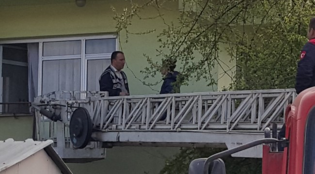 Babasının eve kilitlediği kızı itfaiye ve polis kurtardı