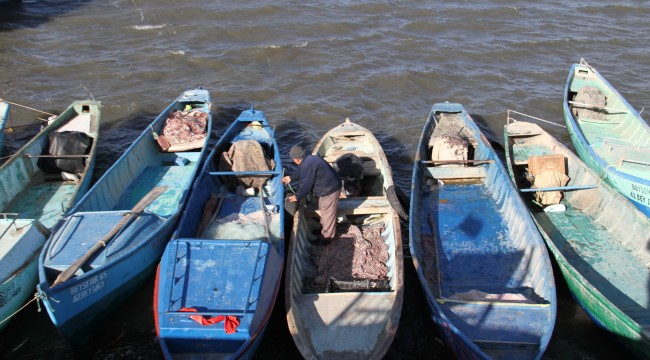 Balıkçılar, şiddetli rüzgarda batma tehlikesi olan tekneleri için seferber oldu