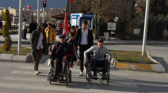 Baston ve tekerlekli sandalyelerle empati yaptılar