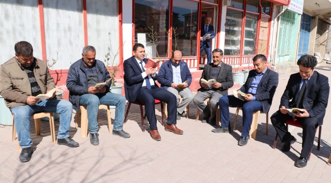 Bu ilçede her yerde kitap okunuyor