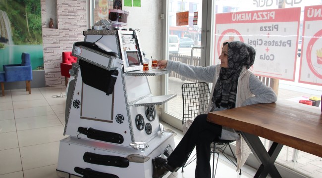 Bu kafede servisi robot yapıyor