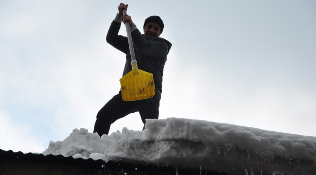 Çatılarda biriken karlar ekmek kapısı oluyor