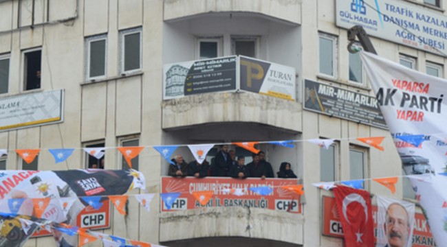 CHP belediye başkan adayı Cumhurbaşkanı Erdoğan’ı balkondan takip etti