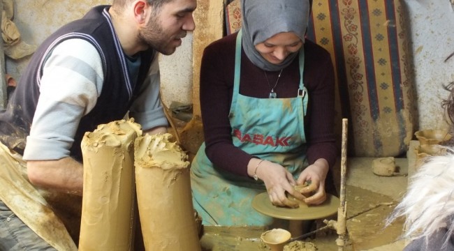 Çömlek ustası atölyesini gençlere açtı