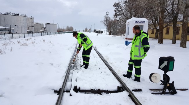 Demiryolu işçilerinin zorlu kış mesaisi