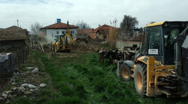 Depremde ahır çöktü, inekler enkaz altında kaldı