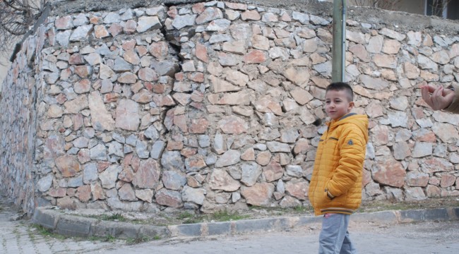 Derin çatlaklar oluşan duvar tehlike saçıyor