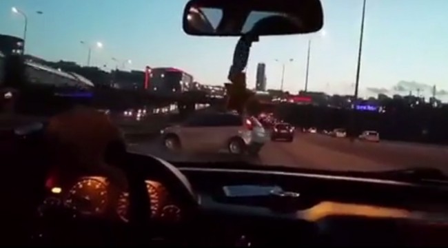 E-5 karayolunda 'makas' kazası kamerada