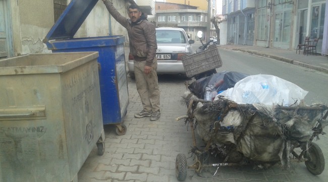 Ekmeğini çöpten çıkarıyor