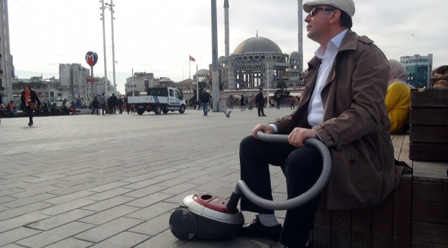 Elektrikli süpürgesini aldı Taksim’e çıktı