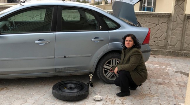 Erkekler mutfağa girdi, kadınlar araba tekeri değiştirdi