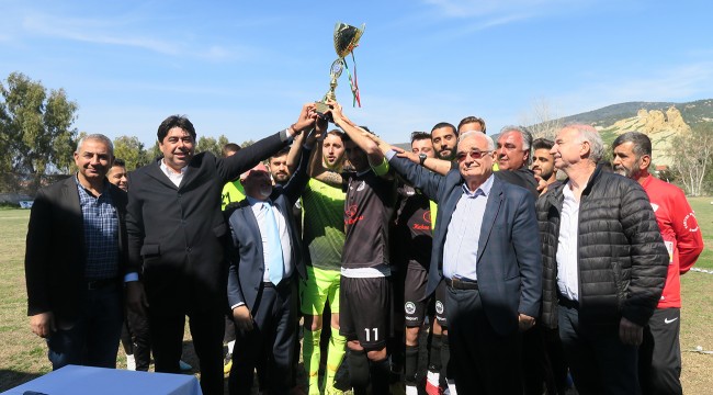 Foça Belediyespor grup şampiyonluğu kupasını aldı