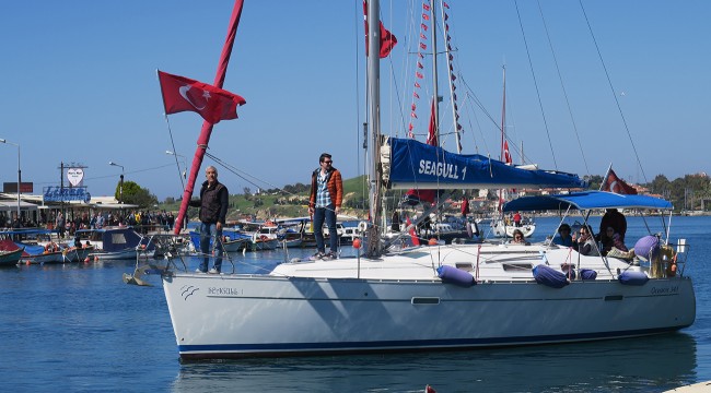 Foça yelkenciler denizde kortej oluşturdu