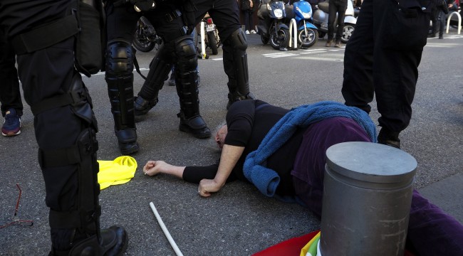 Fransız ordusu 70 yıl sonra ilk kez kendi halkına karşı