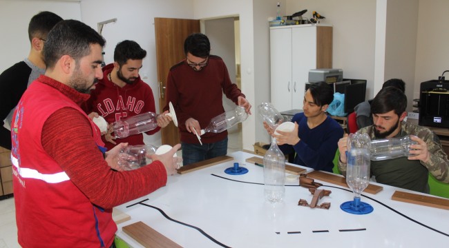 Gençler 3D yazıcıyla kuşlar için yemlik yaptı