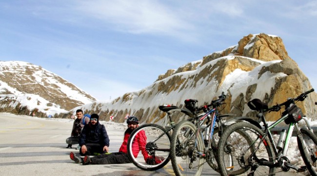 Gezgin öğretmen, bisikletiyle yollarda