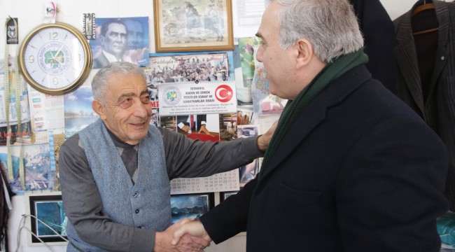 Görme engelli Devrim Tarım, Fatih’te sahaflık yapıyor
