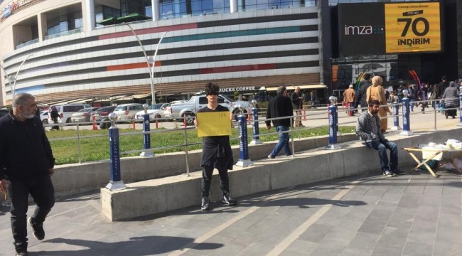 Gözünü kapattı ayrım yapmayanların sarılmasını istedi