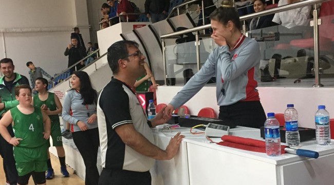 Hakemden hakeme sahada evlenme teklifi
