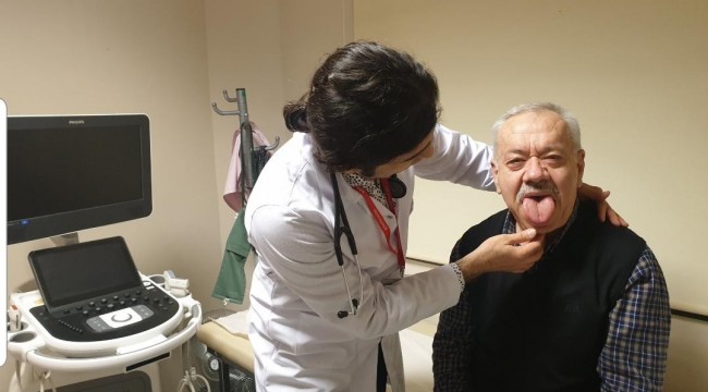 Hem dili hem de elleri büyüyor