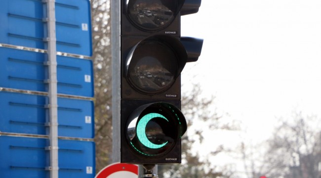 ‘Hilal’ şeklini alan trafik ışıkları sürücülerin dikkatini çekti